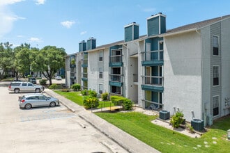 The Summit Apartments in San Marcos, TX - Foto de edificio - Building Photo