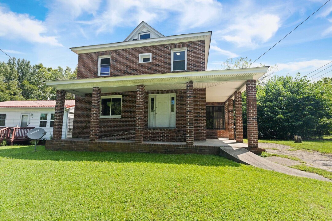 516 N Center St-Unit -Unit A in Blackstone, VA - Building Photo