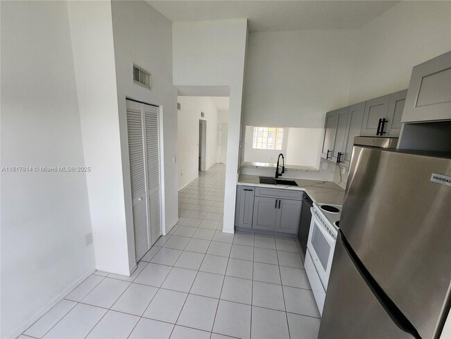 6465 SW 130th Pl in Miami, FL - Building Photo - Building Photo