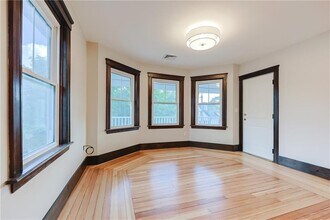 65 Burton St in Bristol, RI - Foto de edificio - Building Photo