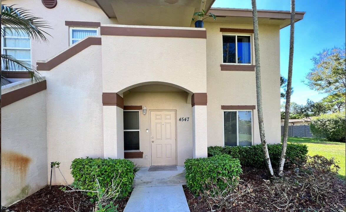 4547 Oak Terrace Dr in Greenacres, FL - Building Photo