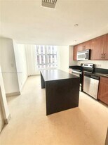 111 E Flagler St in Miami, FL - Building Photo