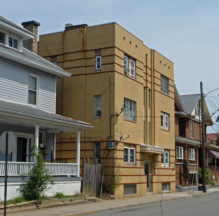 1402 Lee St in Charleston, WV - Foto de edificio