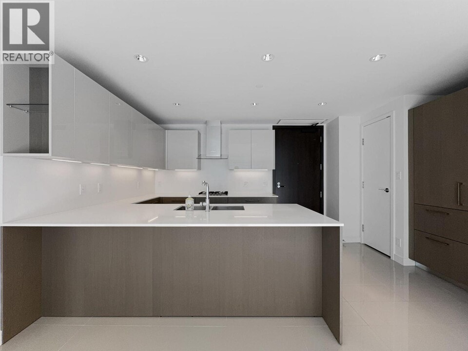 6633 Pearson Wy in Richmond, BC - Building Photo