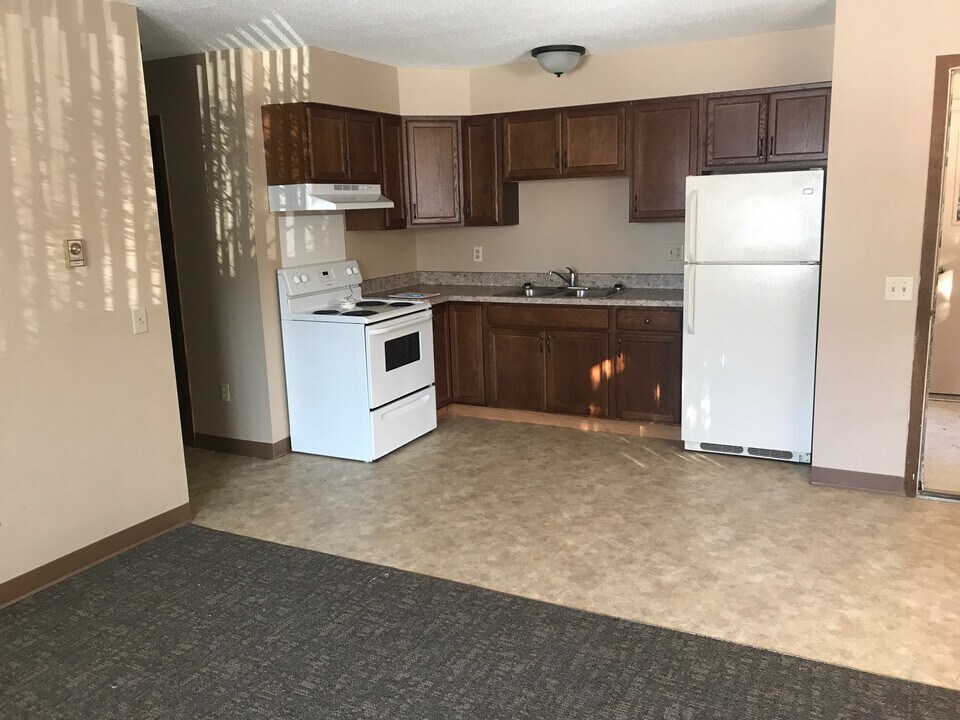 1516 Gardenette Dr in Jamestown, ND - Building Photo