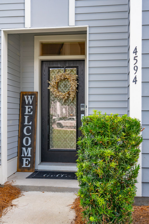 4594 Mixson Ave in North Charleston, SC - Building Photo