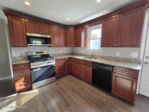 6 Trumen Pl in Hazlet, NJ - Building Photo - Building Photo