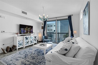 110 Washington Ave in Miami Beach, FL - Foto de edificio - Building Photo