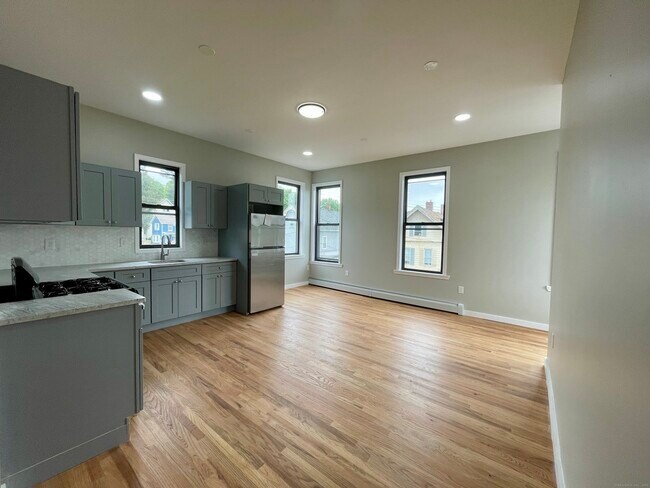 49 Hill St in Waterbury, CT - Building Photo - Building Photo