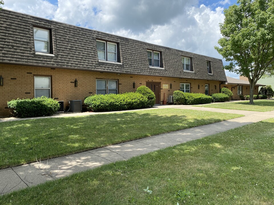 805 Illini Ave, Unit F in Pontiac, IL - Building Photo