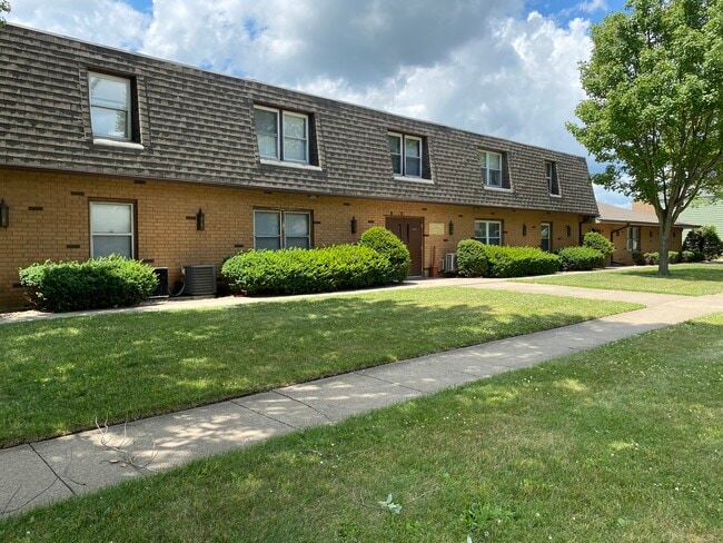805 Illini Ave, Unit F