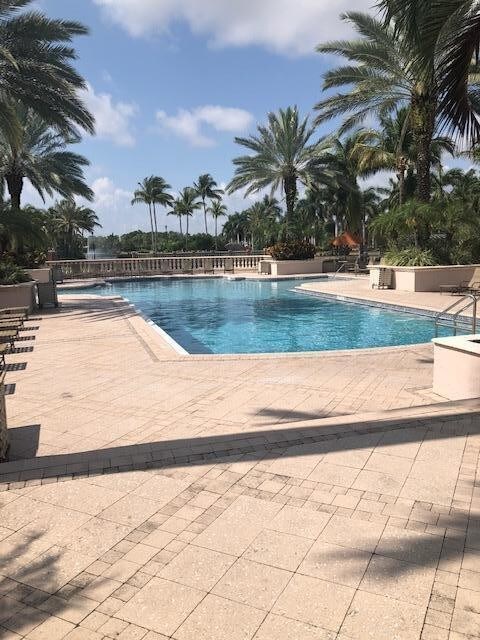 2727 Anzio Ct-Unit -307 in Palm Beach Gardens, FL - Foto de edificio