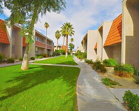 266 E Via Escuela in Palm Springs, CA - Foto de edificio - Building Photo
