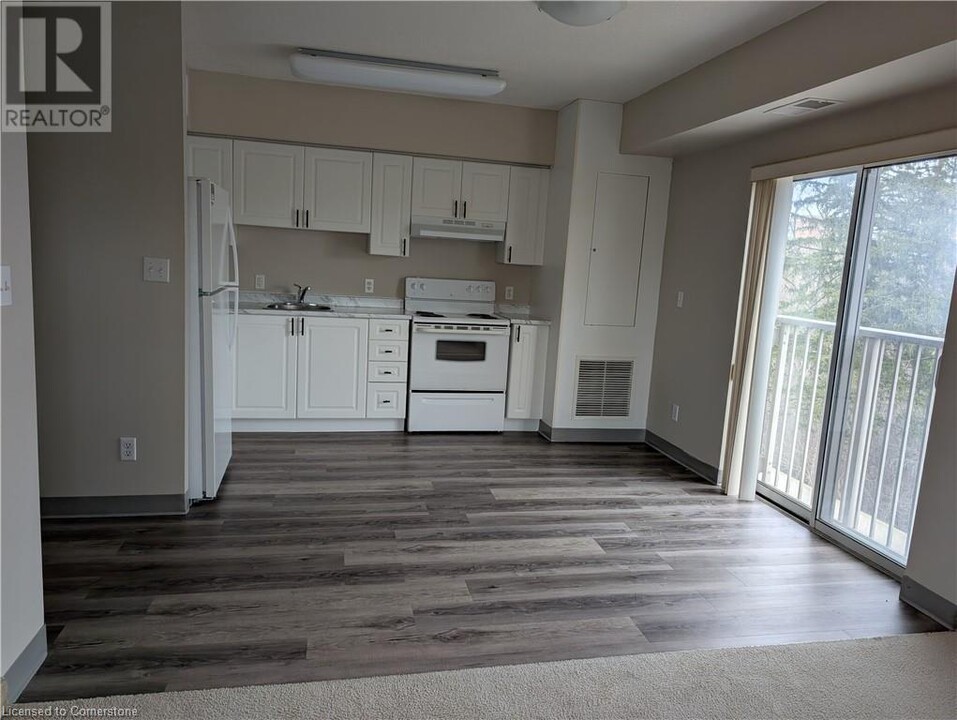 274 Erb St. W in Waterloo, ON - Building Photo