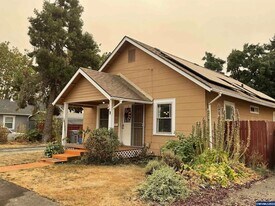 450 W Sherman St in Lebanon, OR - Building Photo