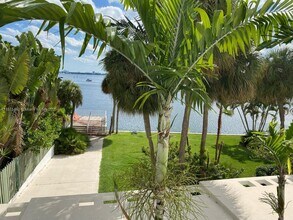 500 Bayview Dr in Sunny Isles Beach, FL - Building Photo - Building Photo