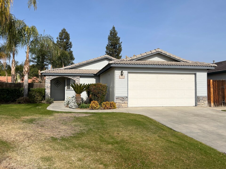 8304 Essex Ct in Bakersfield, CA - Building Photo