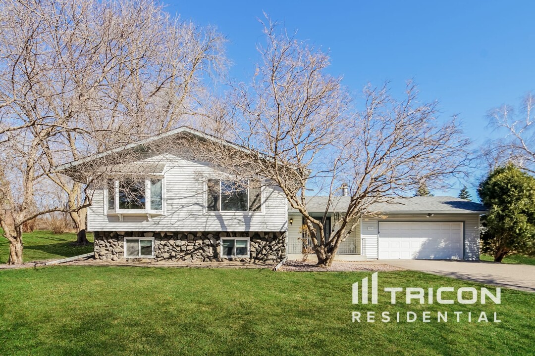 9720 28th Ave N in Minneapolis, MN - Building Photo