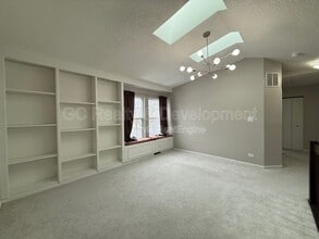 1121 Southbridge Ln in Schaumburg, IL - Building Photo - Building Photo