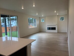 17058 126th St E in Bonney Lake, WA - Foto de edificio - Building Photo