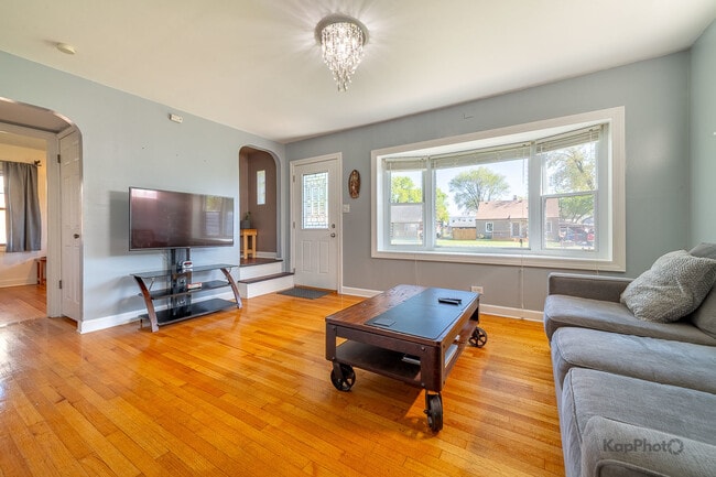 7828 Suburban Ln in Bridgeview, IL - Building Photo - Building Photo