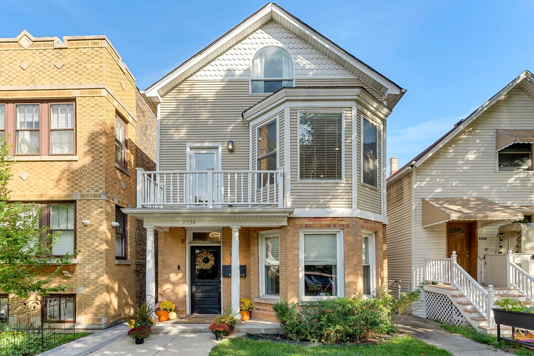 2234 W Melrose St in Chicago, IL - Building Photo