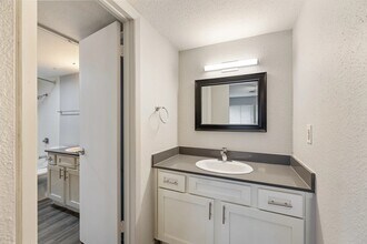 8701 Town Park Dr in Houston, TX - Building Photo - Building Photo