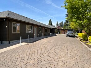 13643 E Burnside St, Unit 13651 in Portland, OR - Building Photo - Building Photo