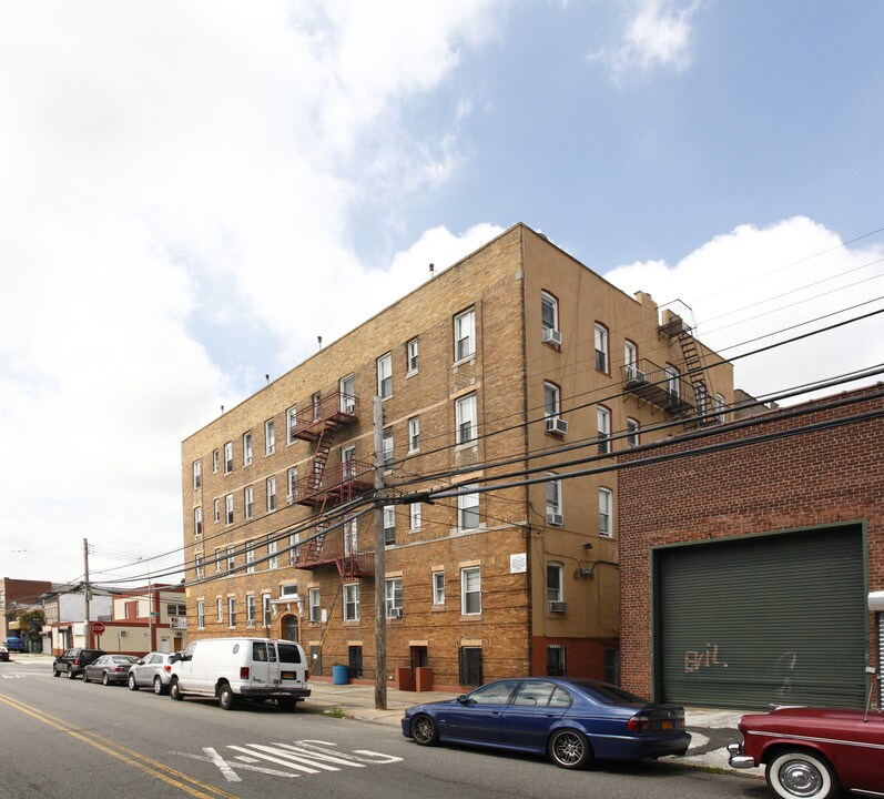 33-78 11th St in Astoria, NY - Building Photo