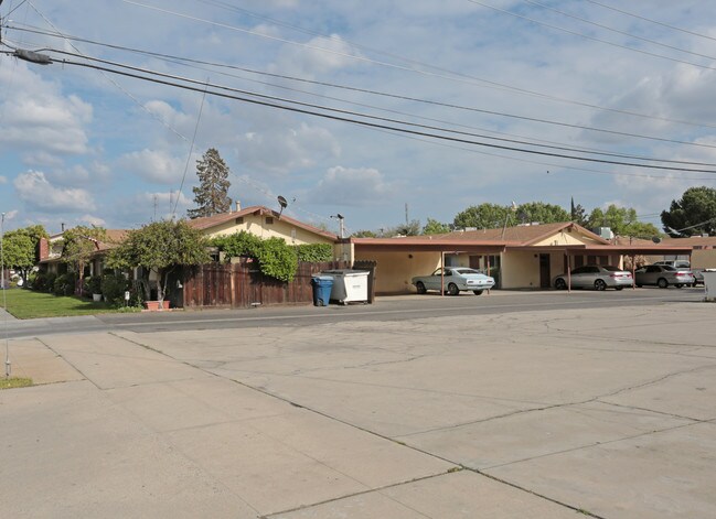 206-236 Pollasky Ave in Clovis, CA - Building Photo - Building Photo