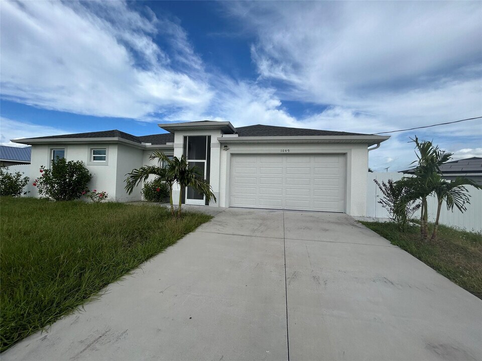 1049 Canoe Ct in La Belle, FL - Building Photo