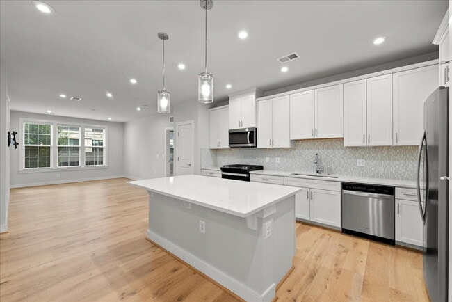 2320 Field Point Rd in Herndon, VA - Building Photo - Building Photo