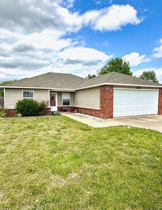 2518 N Harvey Wakefield Ave in Pea Ridge, AR - Building Photo