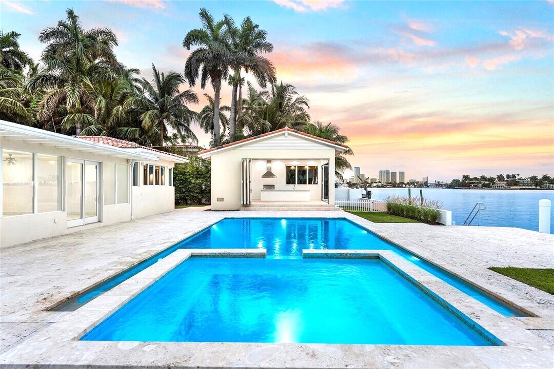 205 N Hibiscus Dr in Miami Beach, FL - Building Photo