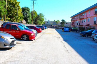 17101 NW 57th Ave in Miami Gardens, FL - Foto de edificio - Building Photo