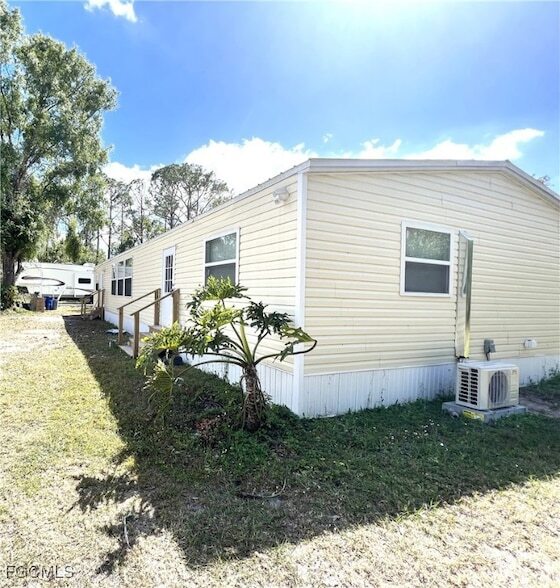 19381 Durrance Rd in North Fort Myers, FL - Foto de edificio