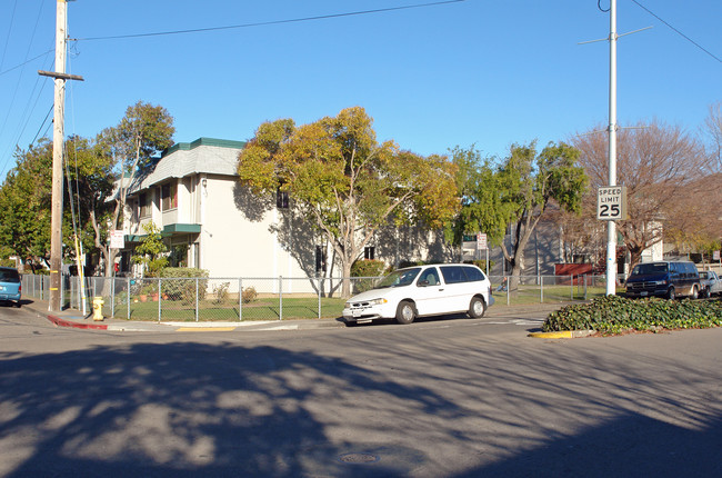 Antoinette Apartments in San Rafael, CA - Foto de edificio - Building Photo