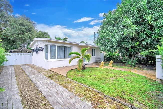 1381 NE 152nd St in North Miami Beach, FL - Foto de edificio - Building Photo