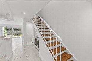 9373 Fontainebleau Blvd in Miami, FL - Building Photo