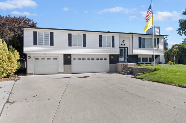 property at 954 W River Point Cir