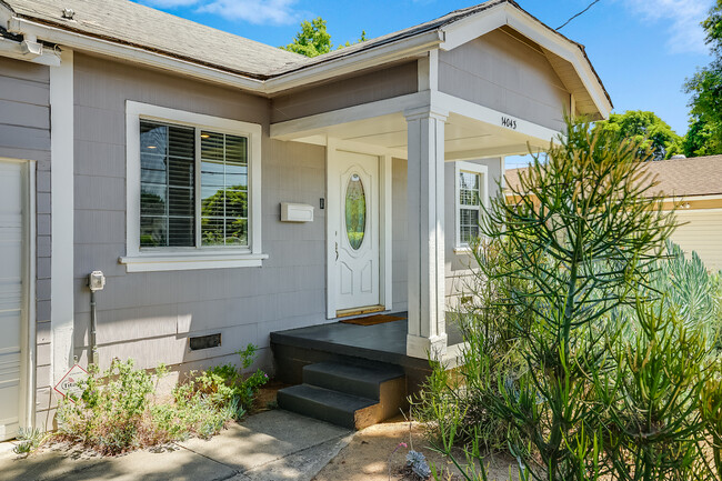 14043 Calvert St in Los Angeles, CA - Foto de edificio - Building Photo