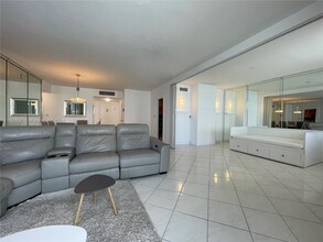 5001 Collins Ave in Miami Beach, FL - Building Photo - Building Photo