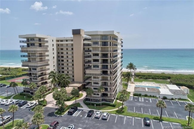 10044 S Ocean Dr in Jensen Beach, FL - Foto de edificio - Building Photo