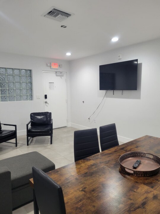 656 Palmetto Dr in Miami Springs, FL - Building Photo