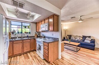 7200 W Pirates Cove Rd in Las Vegas, NV - Building Photo - Building Photo