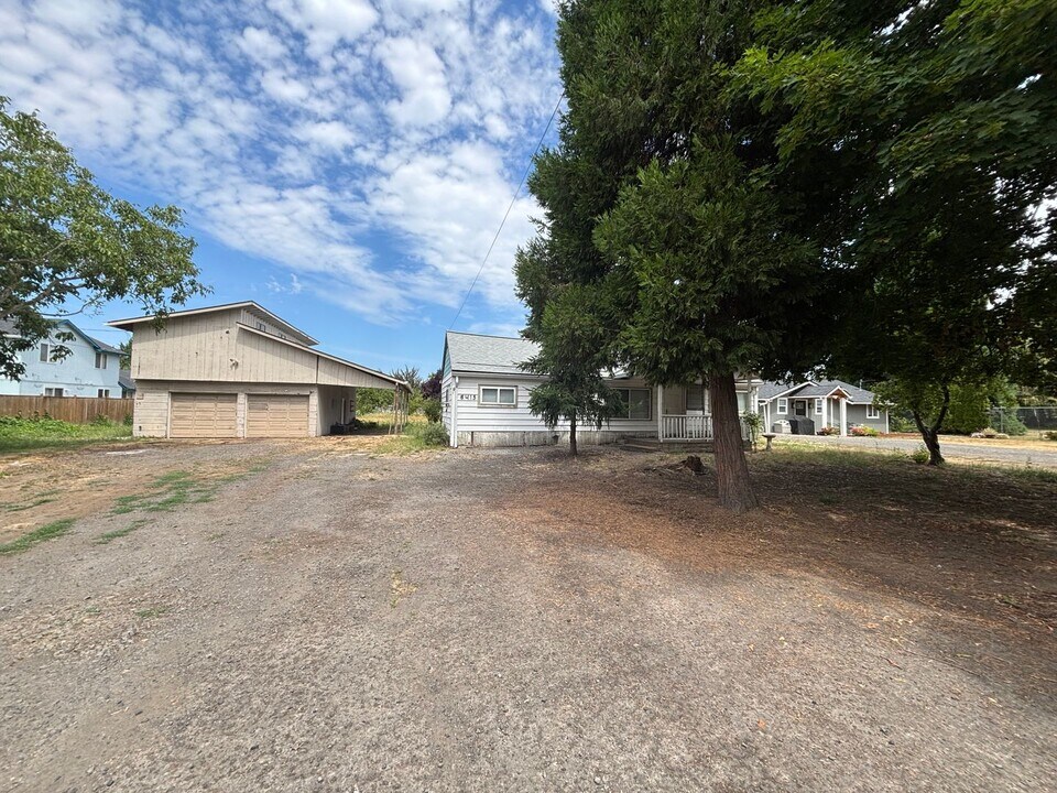 6415 SE Johnson St in Hillsboro, OR - Building Photo