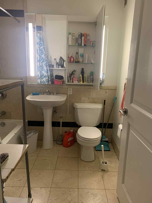20 West St, Unit 16M in New York, NY - Building Photo - Building Photo