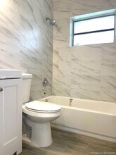 213 SW 10th St-Unit -1 in Hallandale Beach, FL - Building Photo - Building Photo