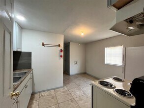 2211 Schweikhardt St in Houston, TX - Building Photo - Building Photo