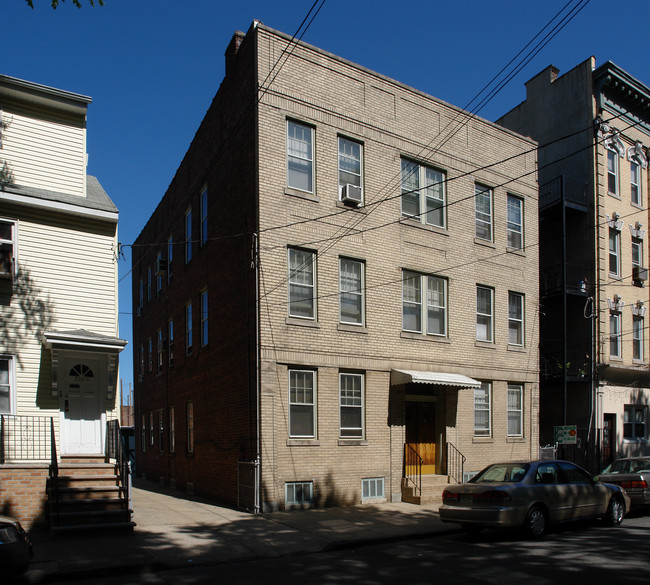 225-231 Adams St in Newark, NJ - Building Photo - Building Photo